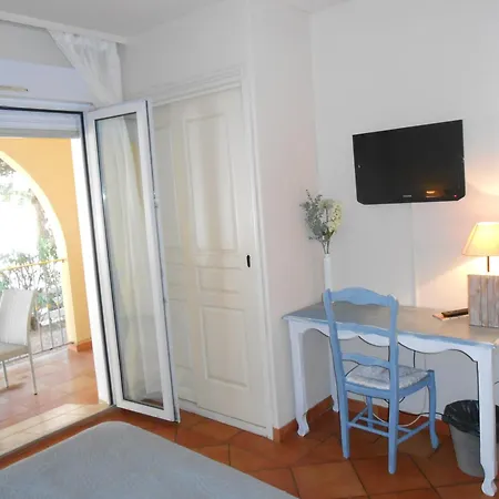 فندق Athena آجد