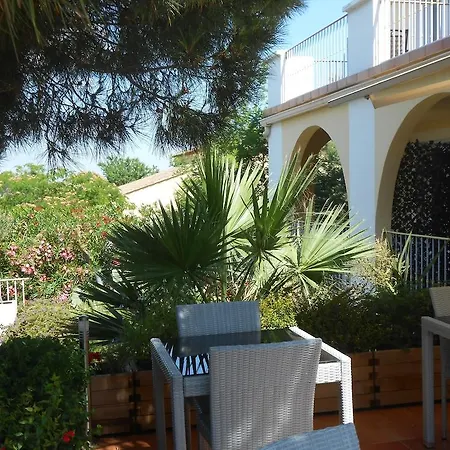 Готель Athena 2*